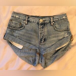 Size 24.5 (could fit size 25 too) One Teaspoon shorts.